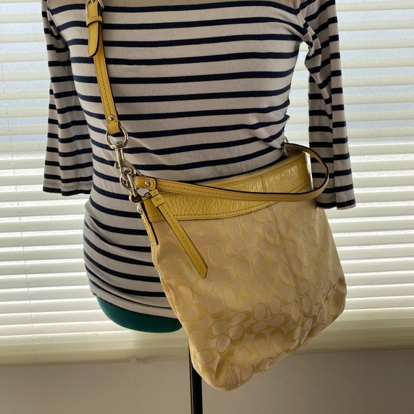 Coach purse 🐥🐥 - Picture 1 of 8